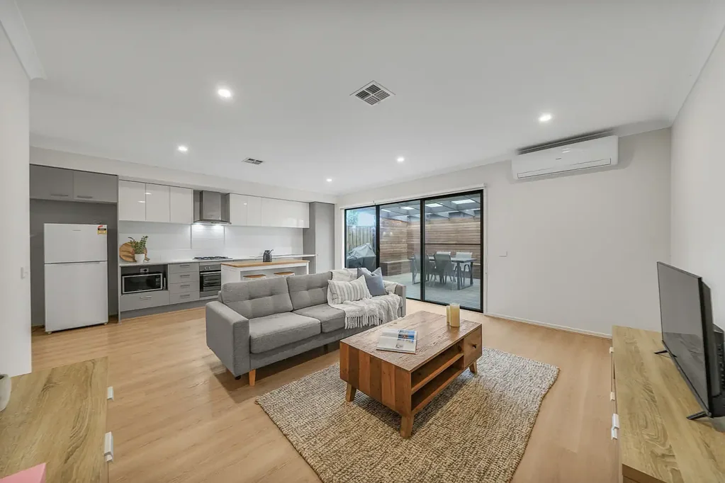 Werribee 3房 Harpley中心地带 三卧带套房 宽敞起居区 时尚中心厨房 低维护后院 步行至学校 Stylish & Low-Maintenance Living Close to Everything!