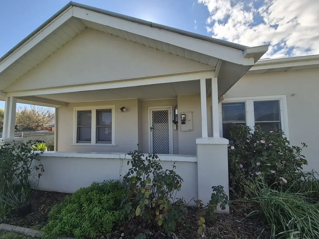 Neatly presented 2 bedroom home within easy walking to Primary School.