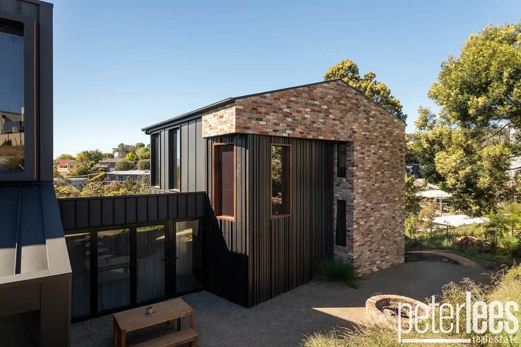 Trevallyn 3 Bedroom Architecturally Designed Masterpiece with City and Tamar River Views