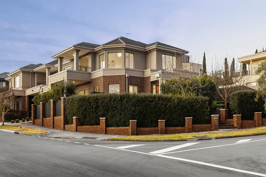 Bulleen 4房 转角景观房 4卧3卫 Bosch厨房 双主卧套 真空系统 学区房 双车库 Prestigious corner position