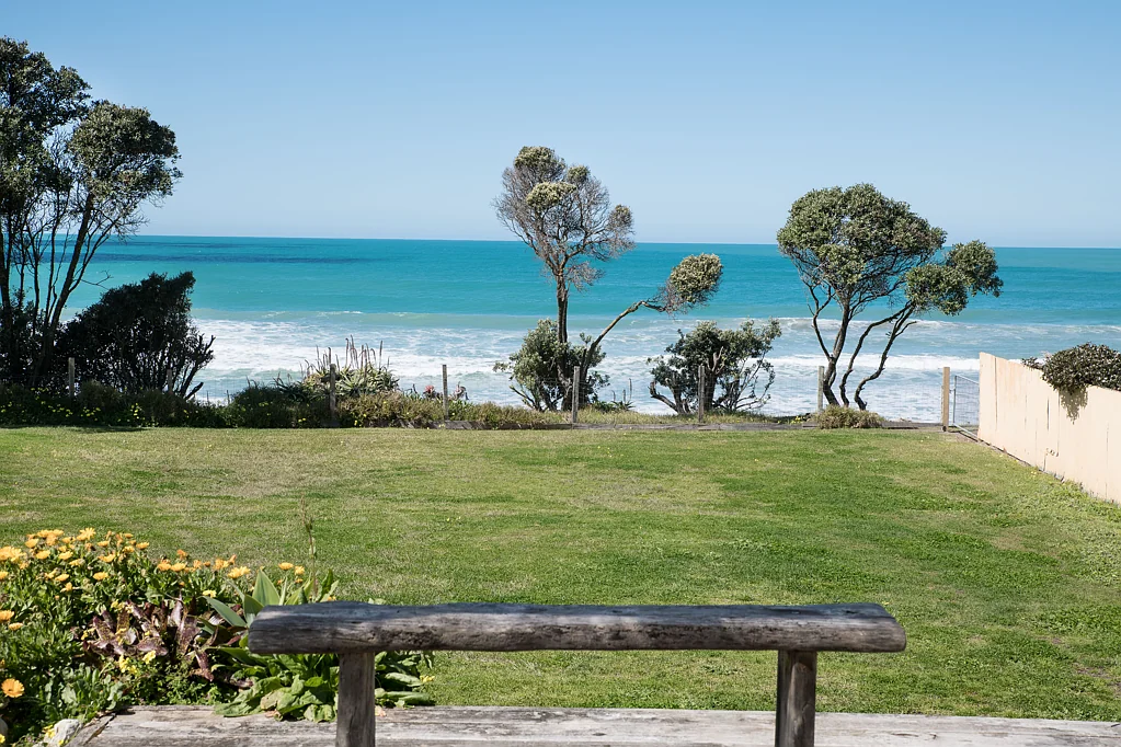 Wainui 2कमरा Move now to secure beach front Wainui