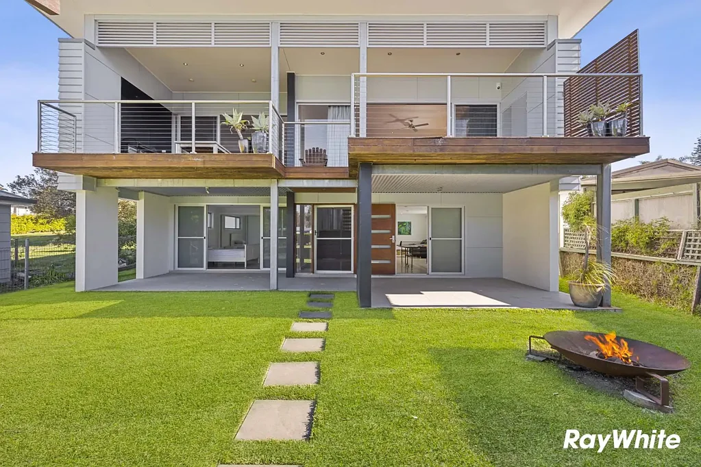 Lake Conjola 4 Bedroom Architect designed home by the Lake