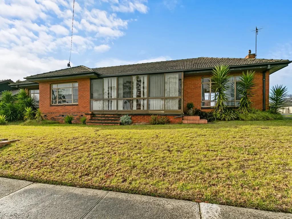 Morwell 3 Bedroom In town with rural outlook