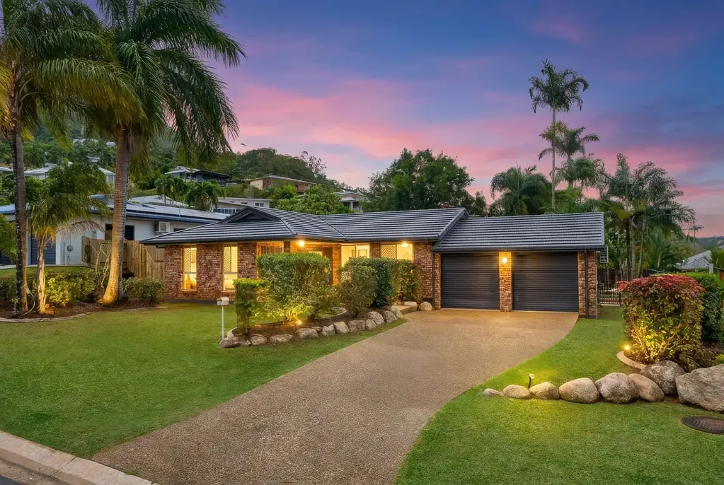 Mooroobool 4房  Designer Transformation in Prestigious City View Estate
