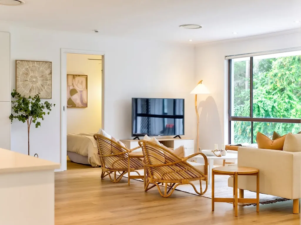 Highland Park 4房  RENOVATED, READY AND VERY LOW MAINTENANCE - ONE OF THE BEST BUYS ON THE COAST!!