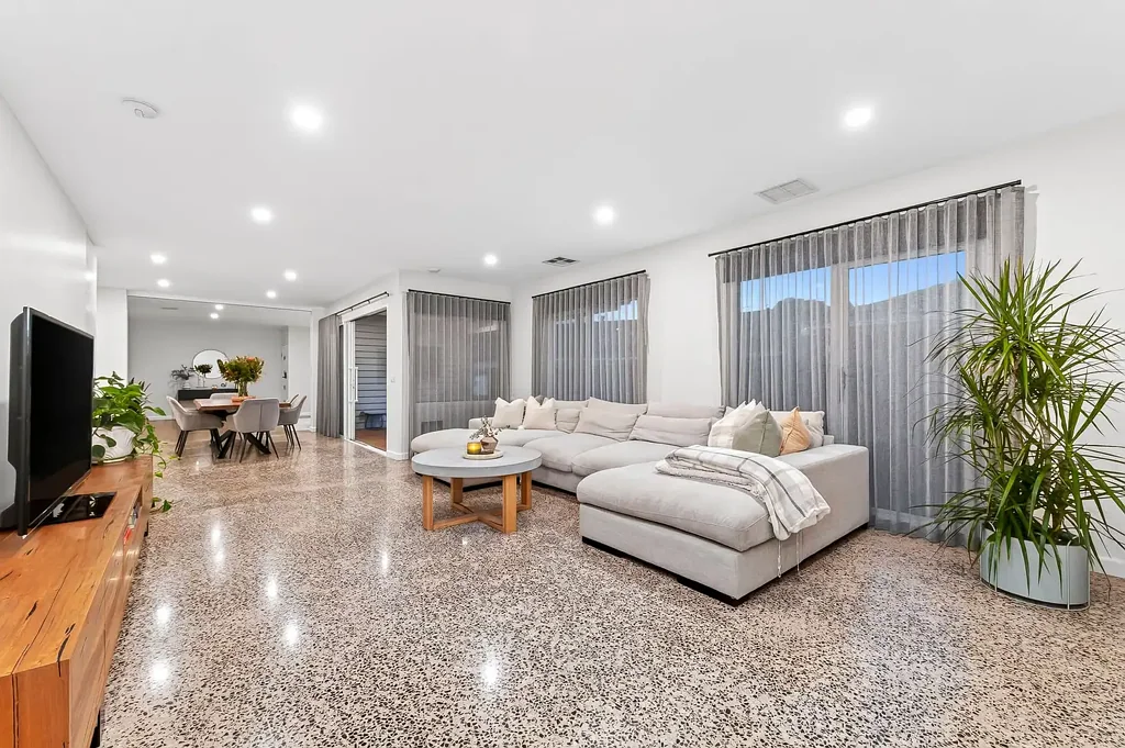 Frankston 4房 Frankston核心区位 学区房近IGA 现代厨房瀑布台面 四卧带主卧套房 双露台景观花园 双车库工作间 Flawless Luxury Meets Unrivalled Convenience in FHSZ