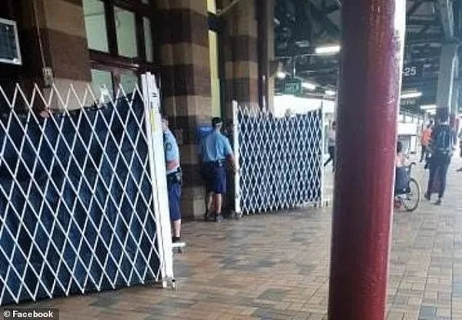 卫生棉条也得拿掉，澳女先后6次被要求脱光检查，警方被指滥用脱衣搜查