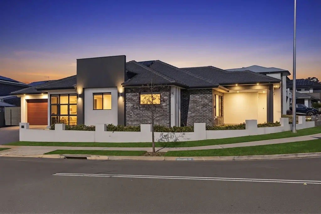Oran Park 4房 Catherine Park 惊艳住宅，带展厅式车库 Catherine Park Stunner with Showroom Garage