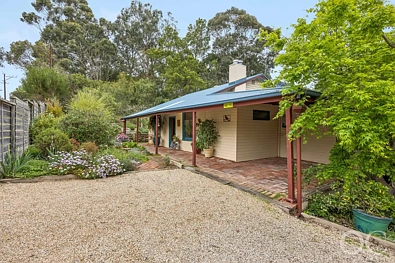 Mylor 3ਬੈੱਡਰੂਮ Open the Door to 'Serendib'; a Delightful Hills Cottage with a Soul-Nourishing Outlook
