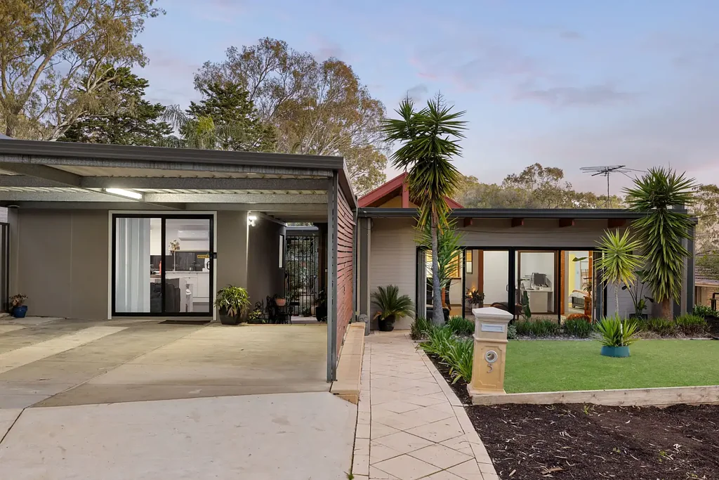 Tea Tree Gully 6 Bedroom Modernised, Mid Century Contemporary, Foothills Lodge w Sparkling Swimming Pool