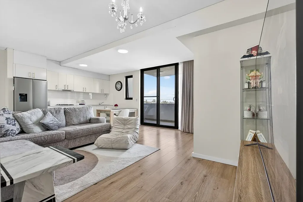 Merrylands 2Zimmer UNRIVALED CONVENIENCE MEETS CONTEMPORARY SPLIT-LEVEL STYLE