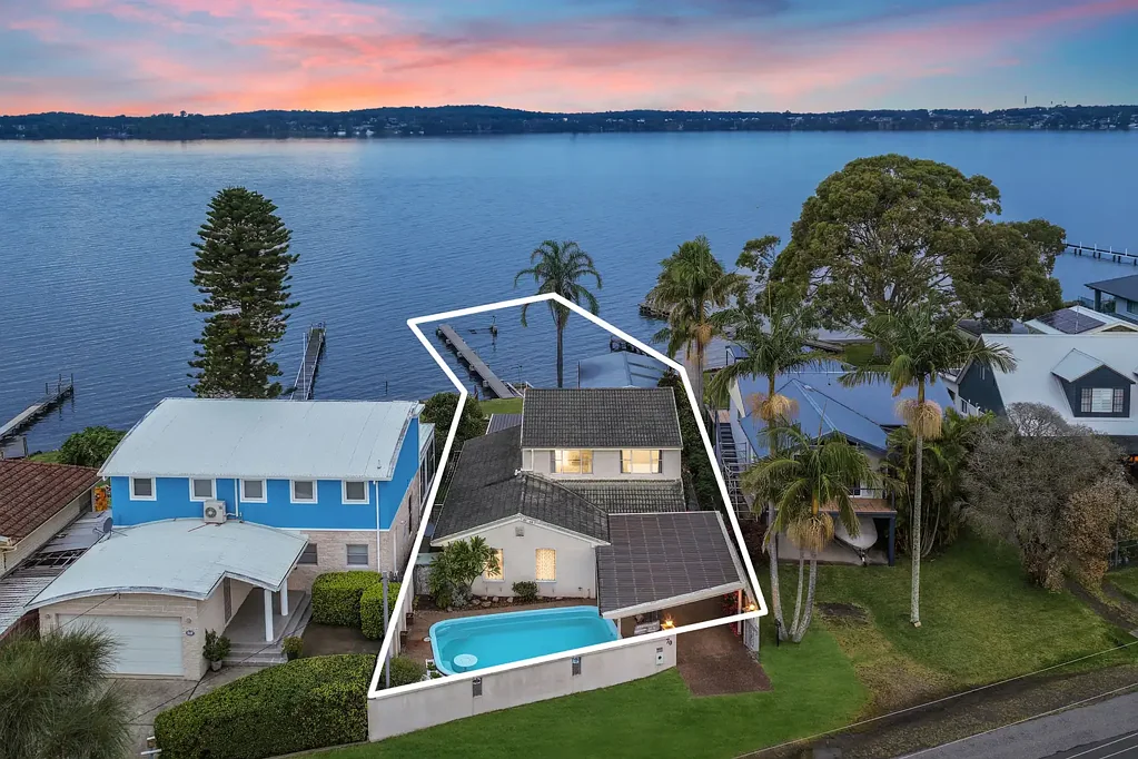 Dora Creek 4房  Absolute waterfront home with pool