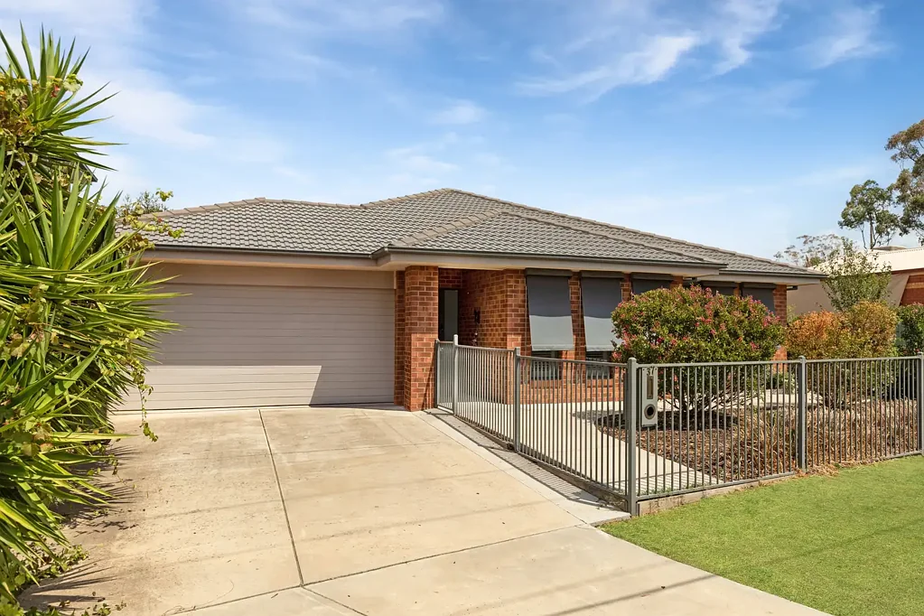 37 Pallett Street, Golden Square, VIC 3555
