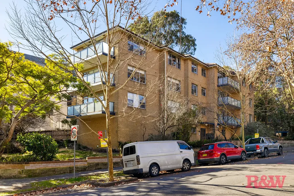 Spacious & Light-Filled Two-Bedroom Apartment in a Prime Wollstonecraft Location