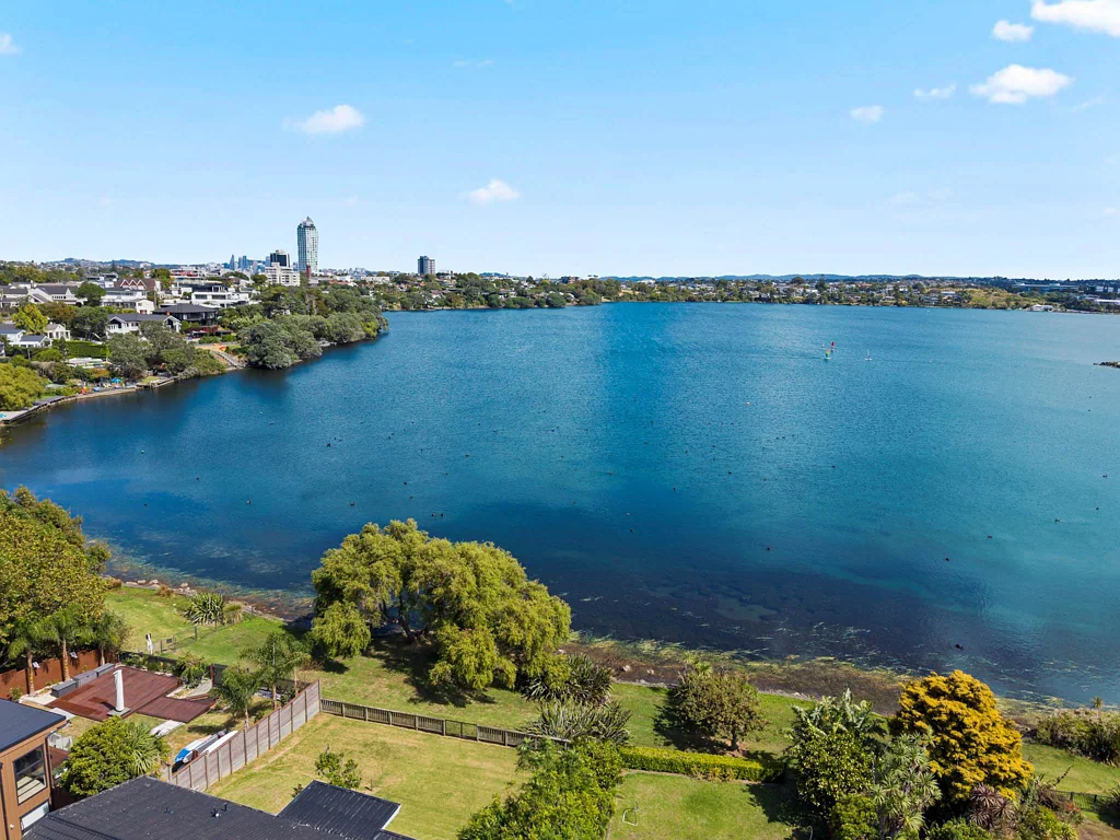 Takapuna 4房 尊贵湖畔生活｜坐落于Takapuna核心地段，毗邻Lake Pupuke的稀缺机遇 A Rare Opportunity by Lake Pupuke