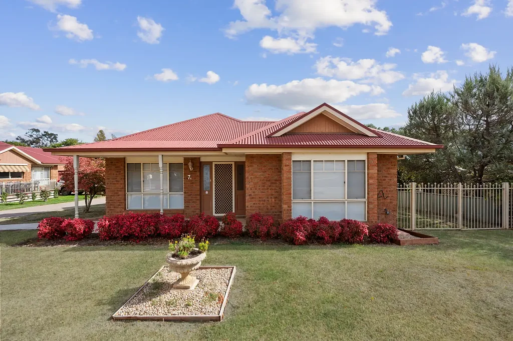 Mansfield 3 Bedroom Spacious, Light-Filled Unit in a Great Location