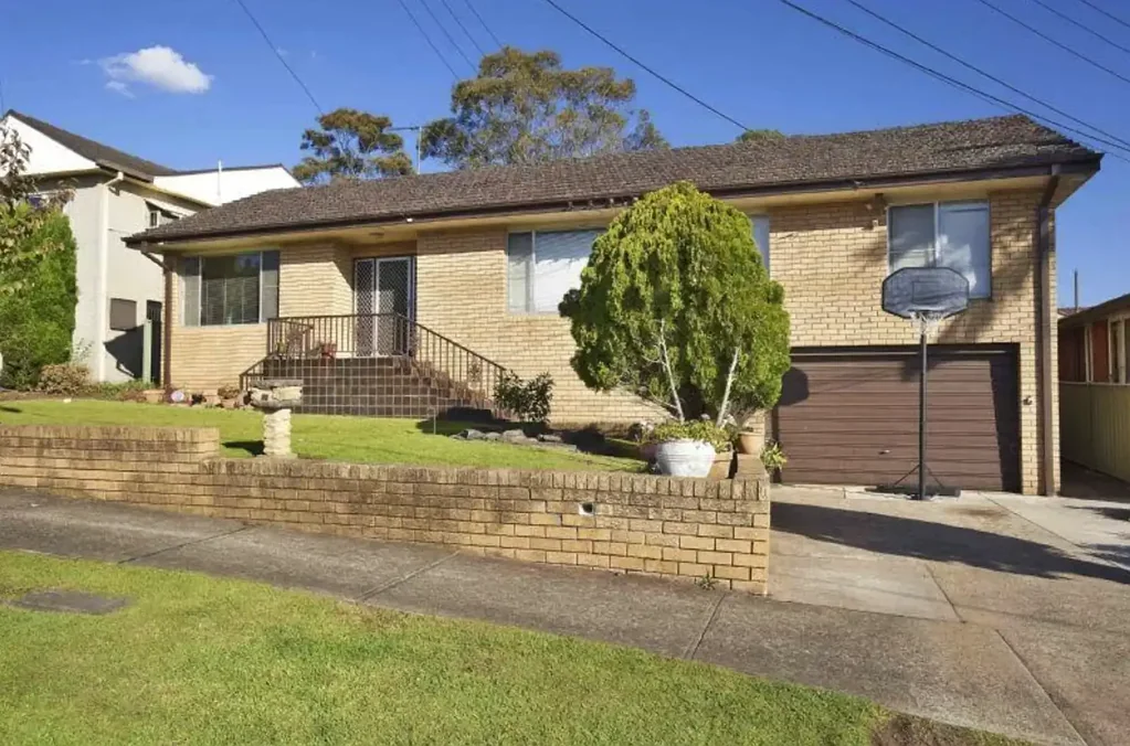 4 bedrooms plus one study room brick house for rent
