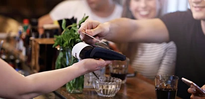 信用卡附加费之战升级！禁止令卡在国会，零售商与消费者全面对决