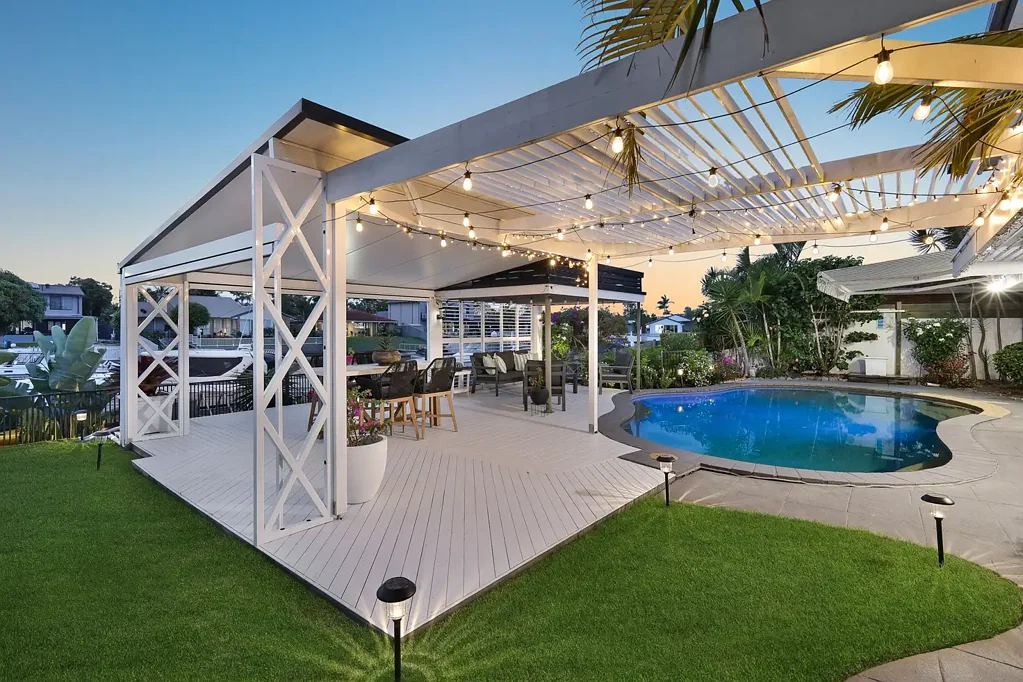 Hollywell 3chambre Tastefully Renovated- 18m+ Waterfrontage - Minutes to Broadwater