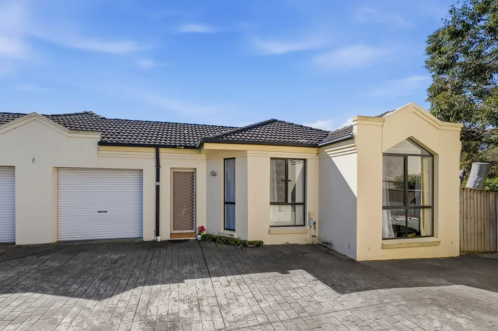 Macquarie Fields 2房 宽敞时尚住宅，带私人户外娱乐区 Spacious & Stylish Home with Private Outdoor Entertaining