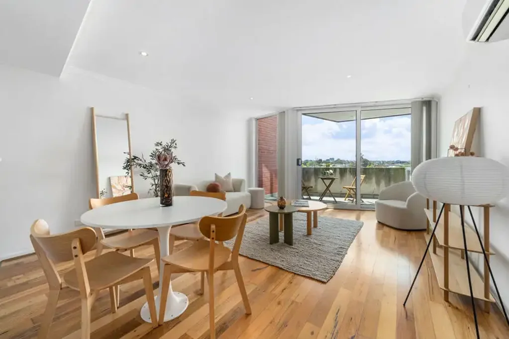 Coburg 2房  Townhouse-Sized, Two-Level Apartment