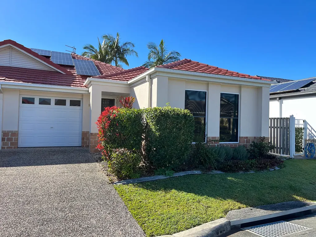 2 BEDROOM X 2 BATHROOM , PLUS STUDY AREA IN POINCIANA GARDENS COMPLEX MUDGEERABA