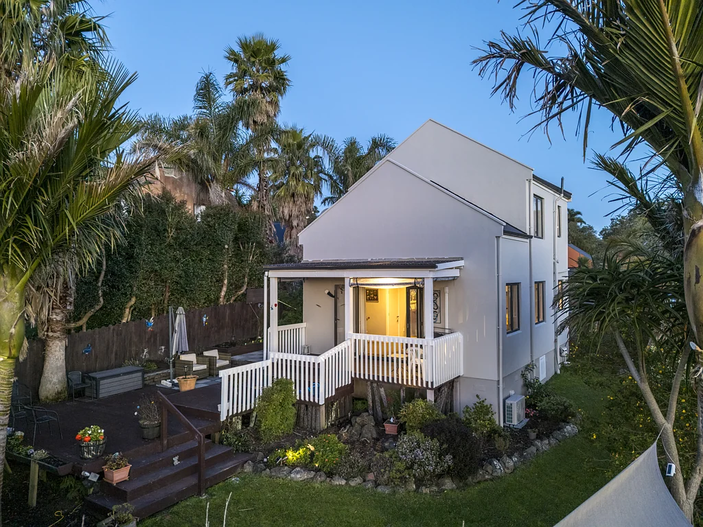 Ranui 3 Slaapkamer Much-Loved Home Now Too Spacious for Owners