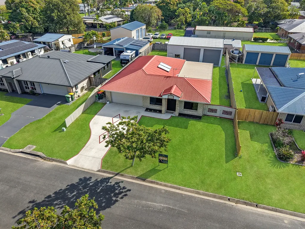 Marian 4部屋 The Ultimate Family Entertainer with a Massive 9m x 12m Shed!