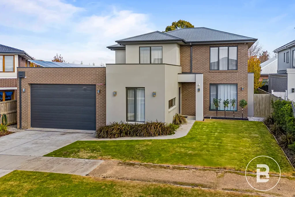 Alfredton 4 Bedroom GRAND FAMILY HOME FEATURING FIVE CAR GARAGE.