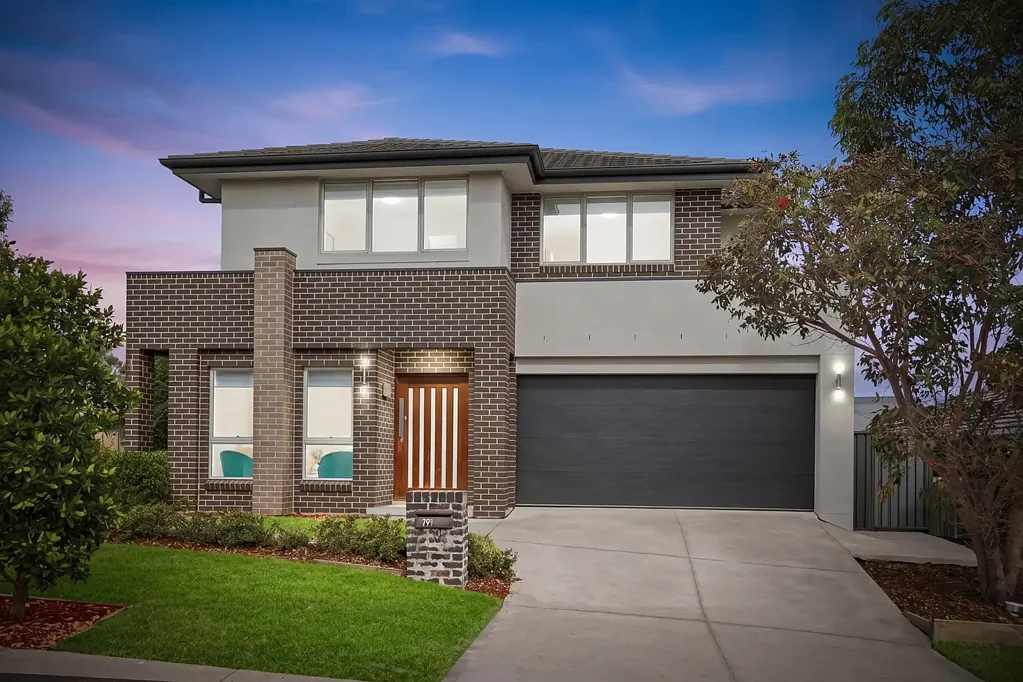 Oran Park 5房 五间卧室宽敞  主卧带独立卫浴  开放式生活区  优质学区房  步行至公园  车库双车位 32 THORPE CIRCUIT, ORAN PARK