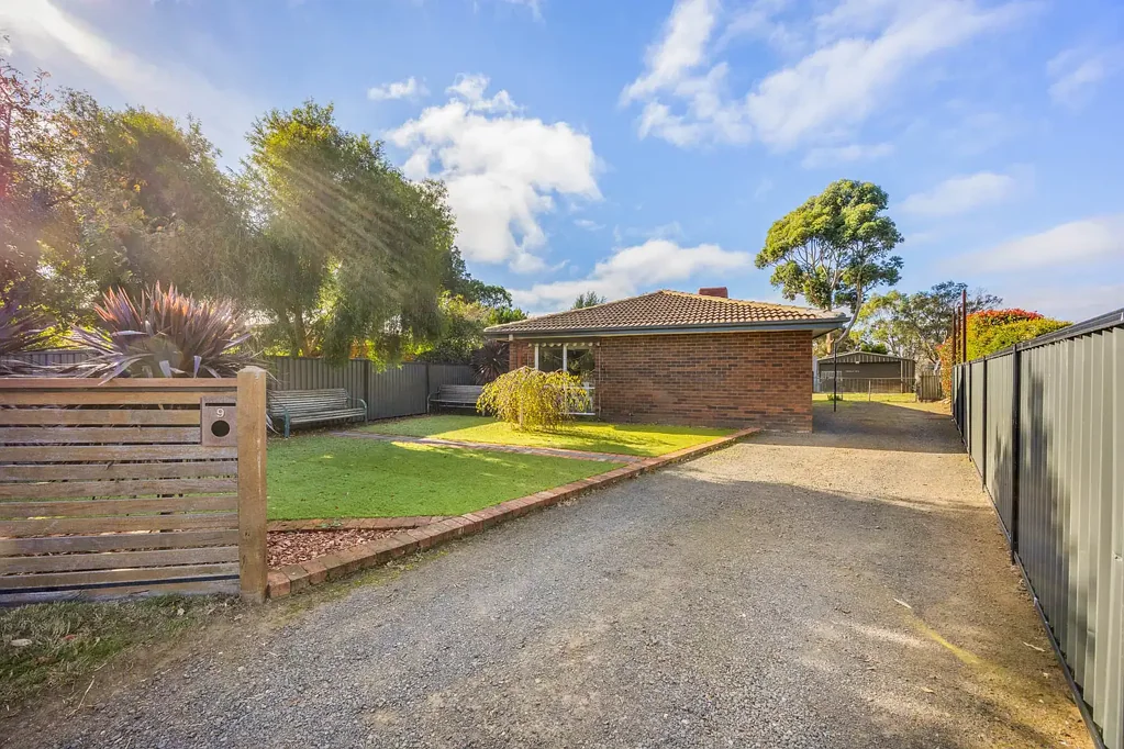 9 Banksia Court, Romsey, VIC 3434