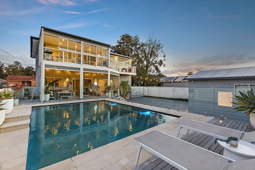 Empire Bay 4房  Coastal Luxe with Family Versatility and Water Views.