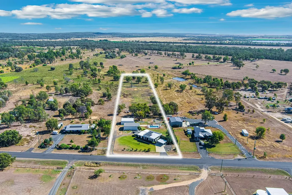 Emerald 4침실 Modern Acreage Living with Dual Sheds, Stunning Pool & Space for the Whole Famil