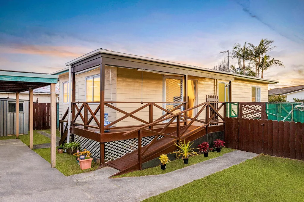 Te Atatu Peninsula 3Moenga Sunny, Secure, Superb Location – Welcome Home!