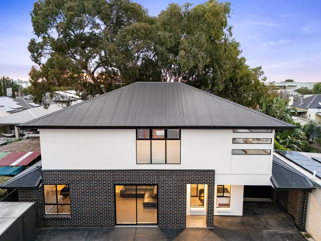 Beverley 5房  Step In, Switch Off. A Discreet Two Level Haven For Multi-Generational Living