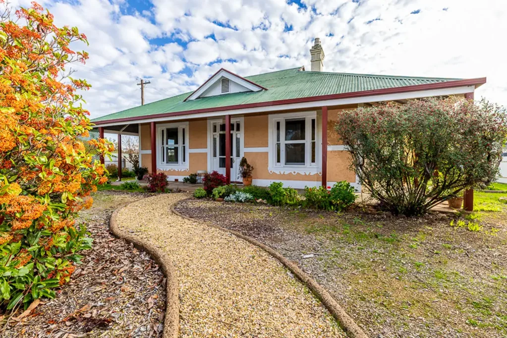 Henty 2Zimmer Federation Charm on a Corner Allotment