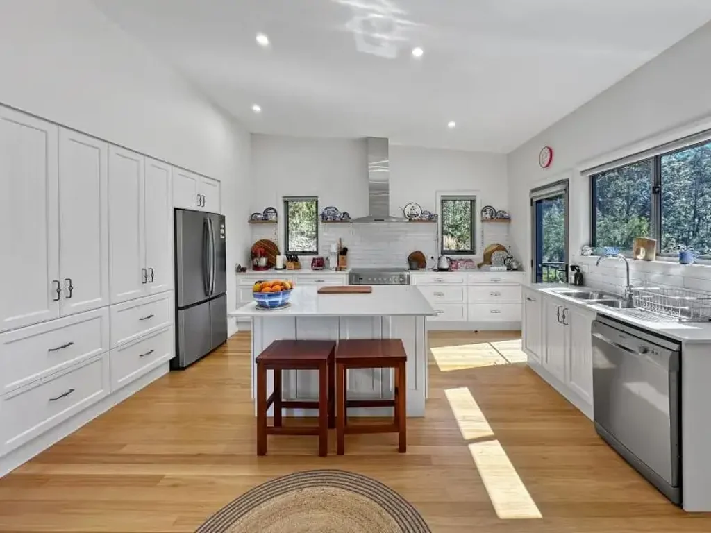 North Batemans Bay 4બેડરૂમ Master - built single - level home surrounded by nature.