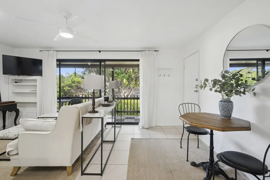 Fully Furnished Modern Apartment in Prime Location!
