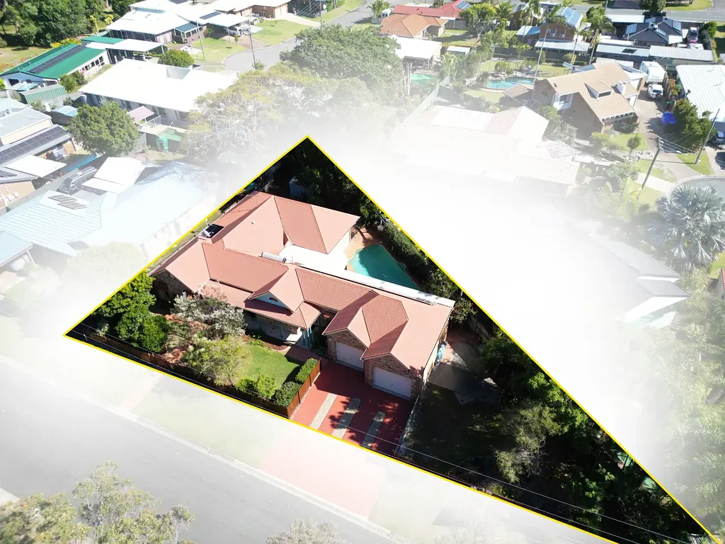 Bongaree 4房 联邦风格住宅 858㎡宽敞地块 宁静林地生活 岛屿便利 双层车库 地下泳池 太阳能系统 Bongaree's Best-Kept Secret: A Bushland-Facing Gem at 6 Flinders Street