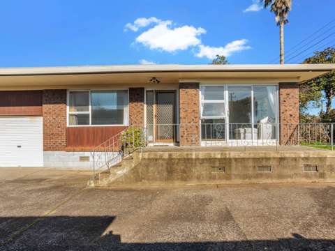 Glendene 2房  Exciting Opportunity - Brick & Tile Beauty!