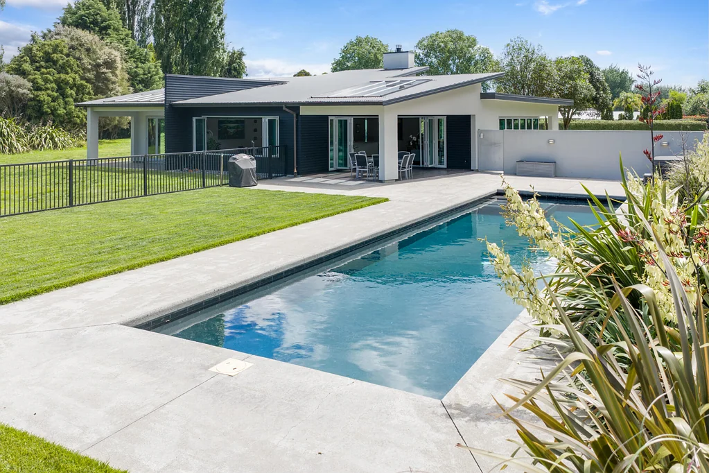 Matangi  Luxury Family Living with Pool and Gardens