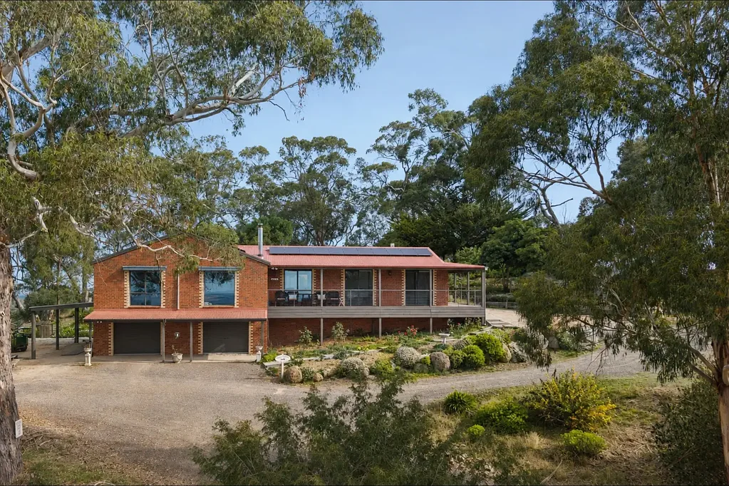 Kyneton 5 Bedroom Hilltop Farm - Elevated Living with Extraordinary Views
