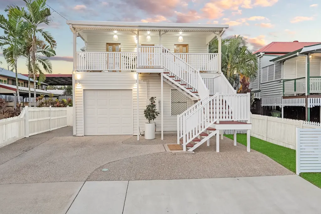 West End 6部屋 Dual Living with Views, Inground Pool & True Queensland Lifestyle!