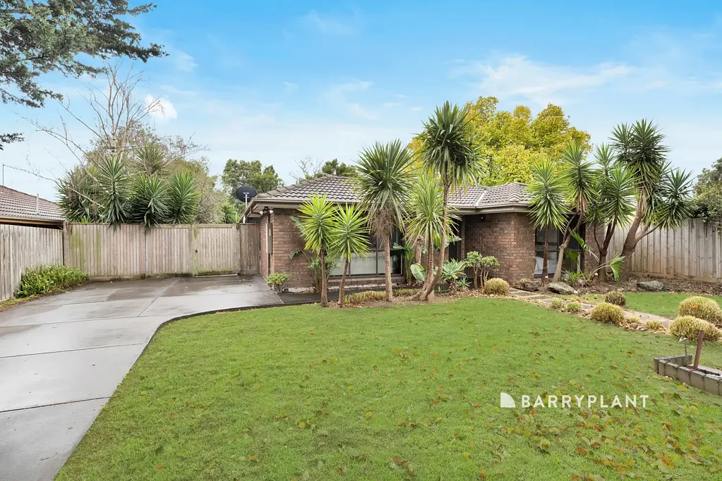 Narre Warren 3房 Narre Warren中心位置 687㎡阔绰土地 多功能起居空间 全新冷暖系统 宽敞户外娱乐区 安全侧道停车 The Perfect Home, The Ideal Location and The Land!