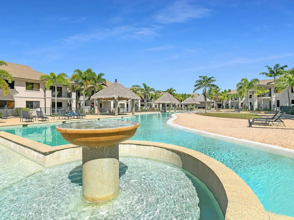Mooroobool 2 Slaapkamer Spacious 2 Bed, 2 Bath Apartment in Resort-Style Complex