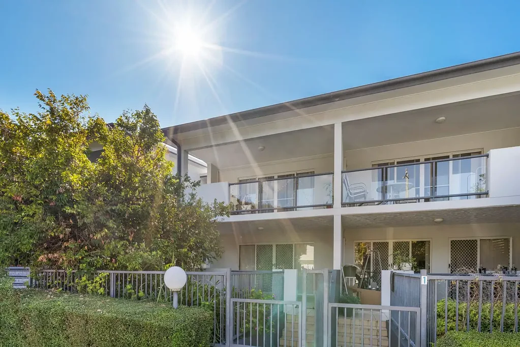 Mount Gravatt 2房  顶层单位 - 低物业费 - 全山景  TOP FLOOR UNIT - LOW BODY CORPS - FULL MOUNTAIN VIEWS