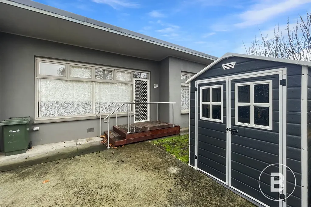 MODERN TWO BEDROOM UNIT WALKING DISTANCE TO LAKE WENDOUREE