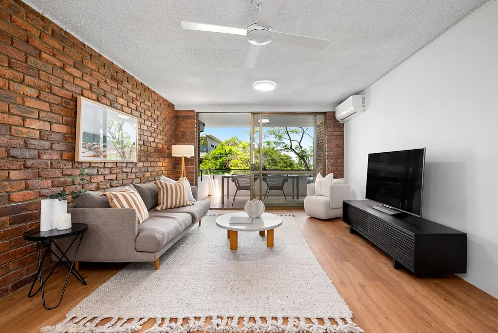 Auchenflower 2房 林荫街道转角公寓 自然采光充沛 朝北露台 两车并联车库 步行至火车站餐饮区 North-Facing & Elevated with Leafy Outlooks