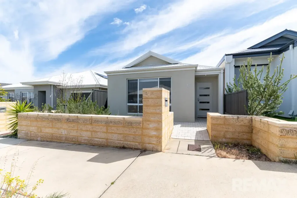3x2 Family Home in  Golf Course Estate