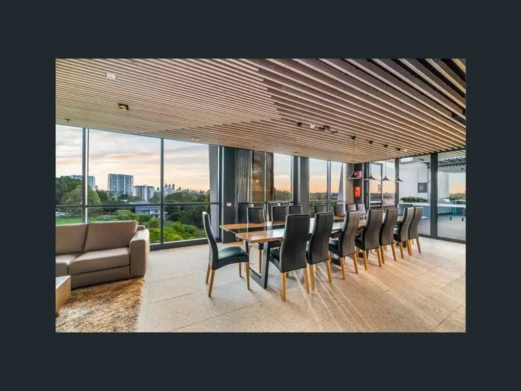 Rivervale 4 Bedroom Absolutely water front luxury property